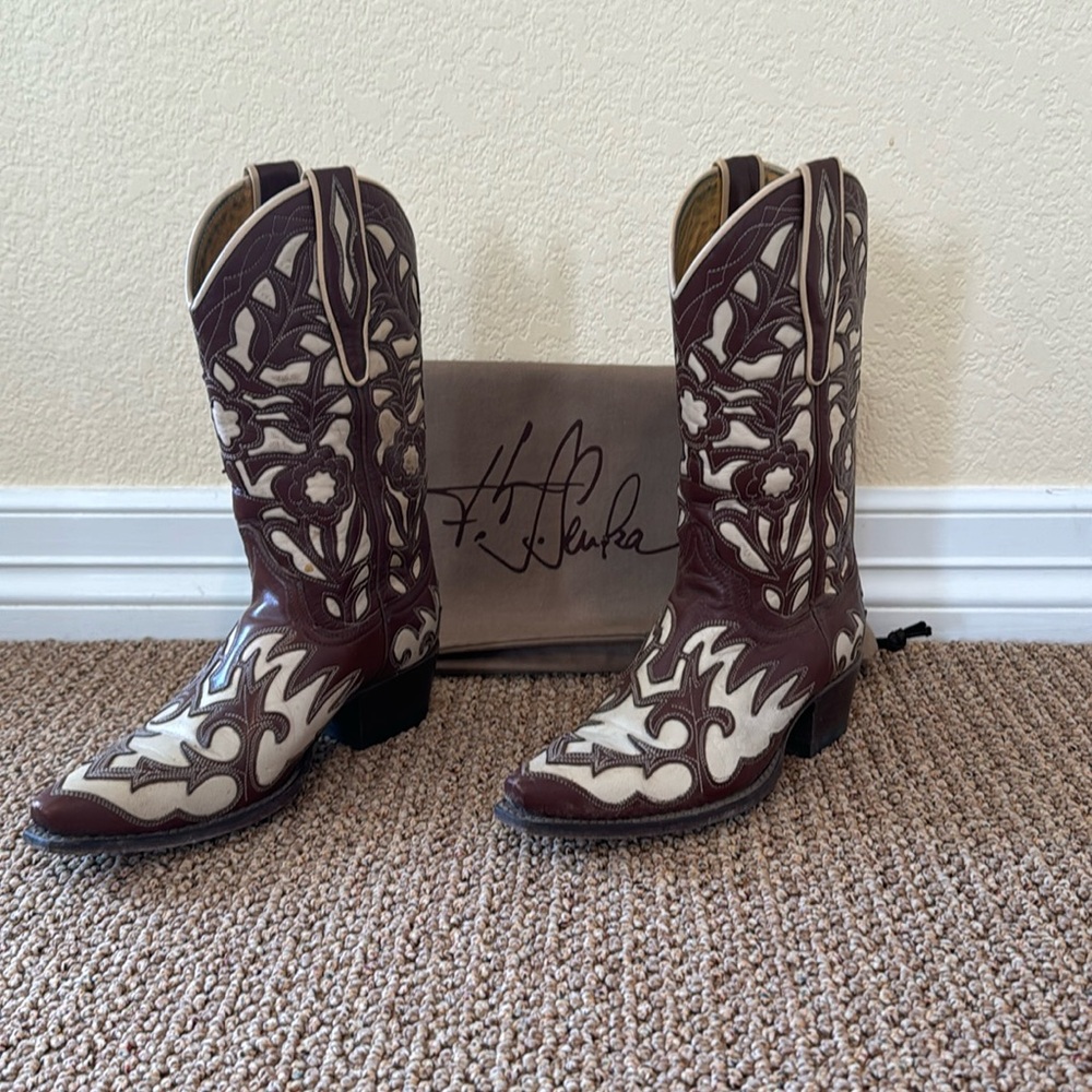 Lightly used Sendra handmade boots. Size 6 M.